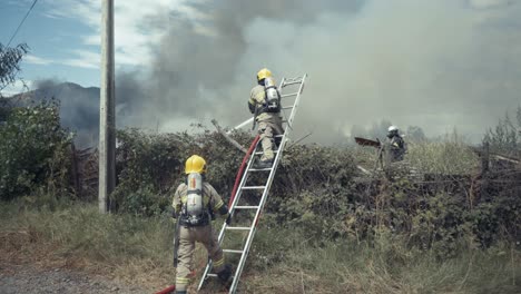 Feuerwehrleute-Im-Einsatz-Auf-Einer-Farm-In-Flammen-In-Chile