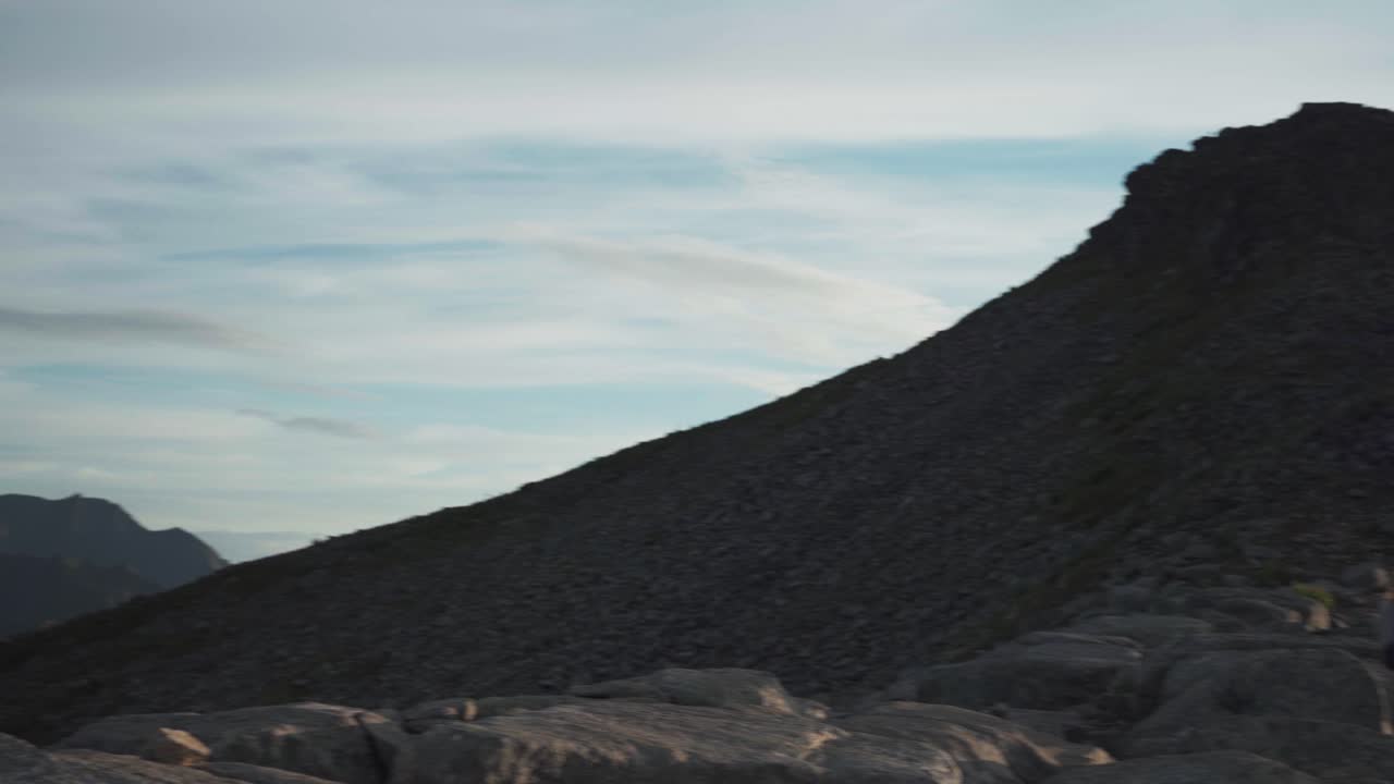 노르웨이 센자 섬의 헤스텐 하이킹 트레일에서 세글라 산의 파노라마 사진