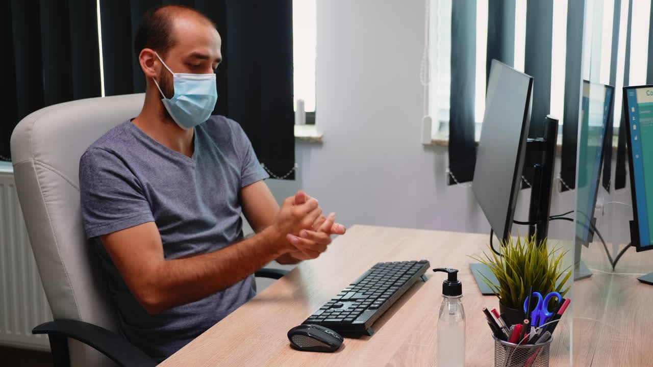 el marido mezclando verduras de ensalada