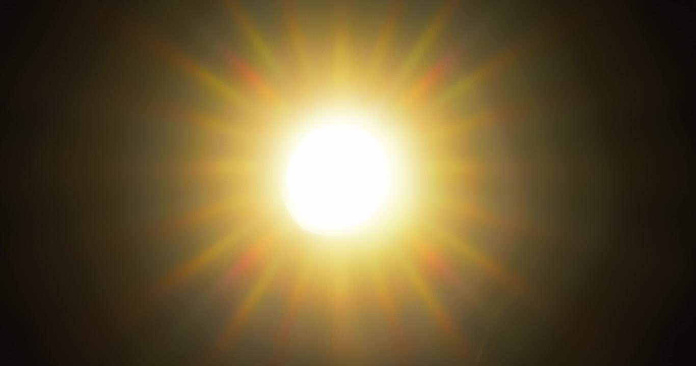 Raggi di luce che brillano attraverso una vecchia lente della fotocamera, mentre le lamelle del diaframma si aprono e ingrandiscono