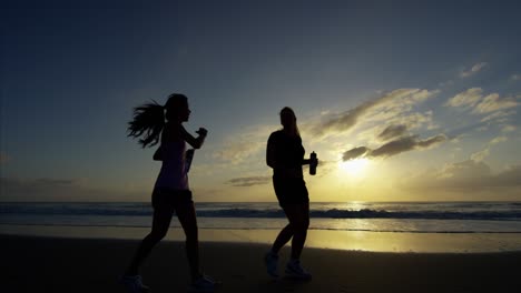 asiáticas chinas caucásicas mujeres playa corriendo en verano
