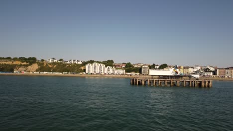 Toma-Aérea-Del-Muelle-Y-La-Costa-En-La-Isla-De-Peso-En-Un-Día-Soleado-De-Verano