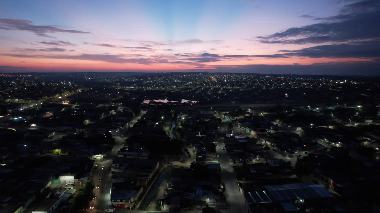 도시와 구름의 일출