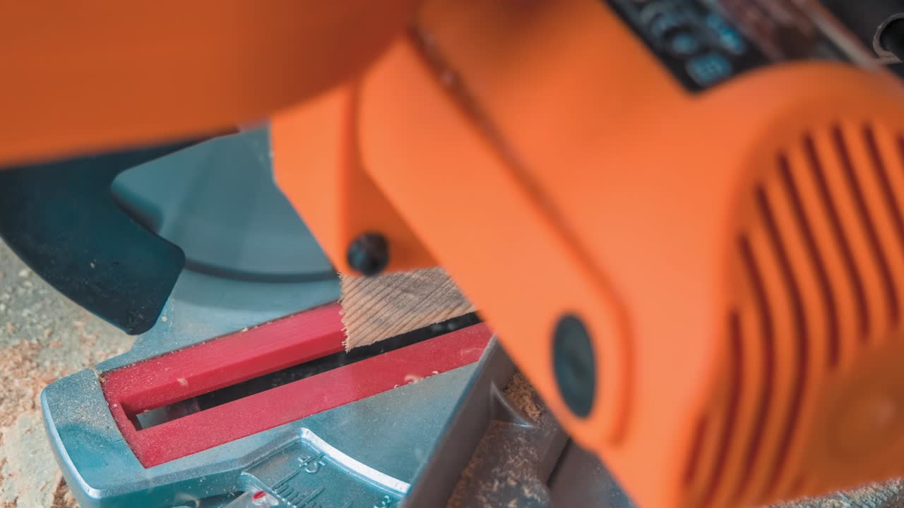 carpintero que utiliza una sierra circular para cortar tablas de madera