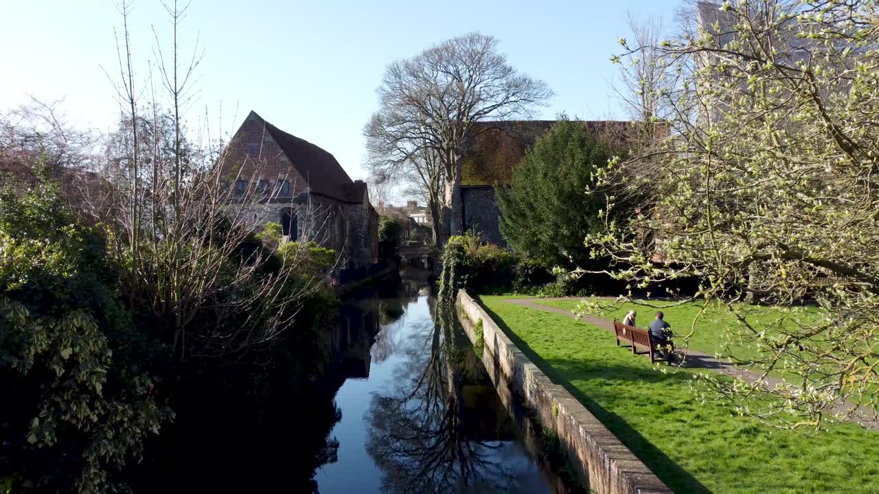 volando sobre el gran río stour en abbots mill gardens canterbury