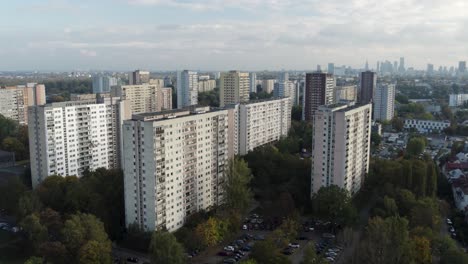 Apartamentos-En-La-Urbanización-Marymont-Ruda-En-Varsovia,-Bloque-De-Pisos-Del-Comunismo-En-Polonia