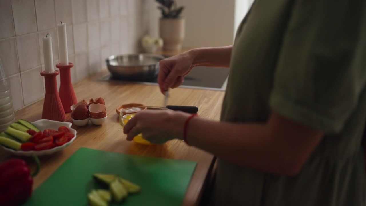mujer preparando huevos en una cocina