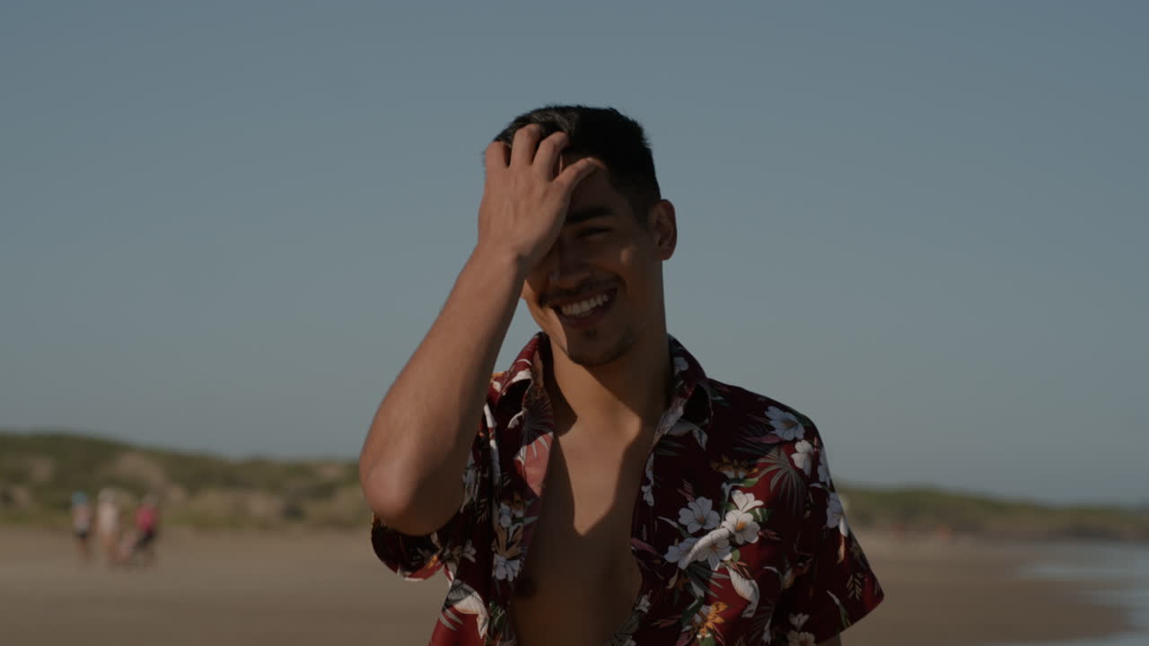 hombre guapo caminando en un día soleado