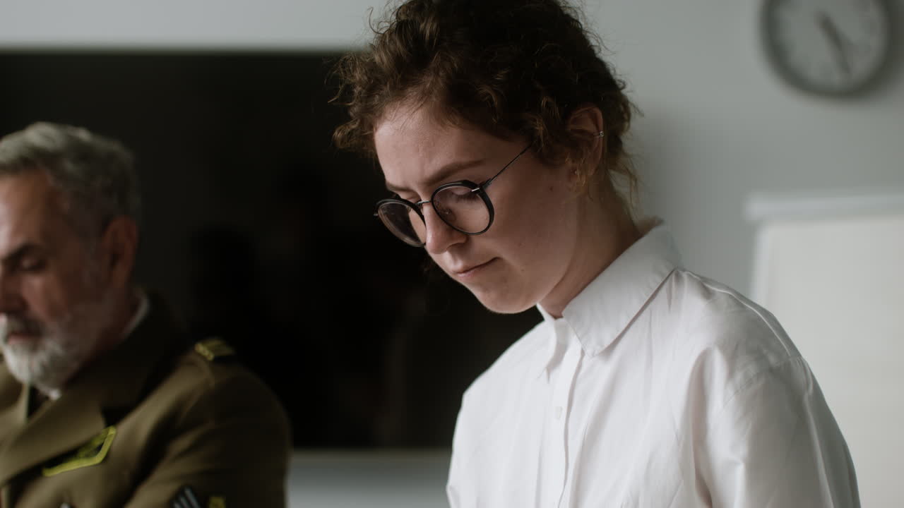 비즈니스 미팅에서 글을 쓰는 여자