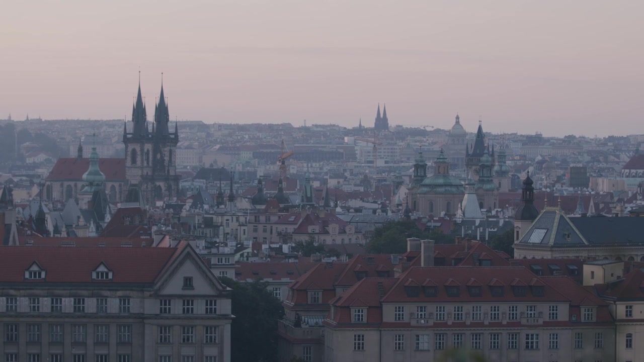 Tetti del centro storico di Praga con cupola