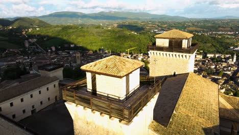 vistas panorámicas de la ciudad y la fortaleza medieval rocca albornoziana en spoleto, italia durante el amanecer