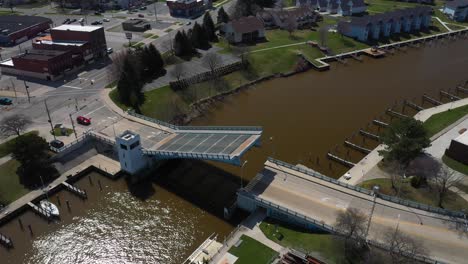 Zugbrücke-öffnet-Sich-über-Dem-Black-River-In-Port-Huron,-Michigan,-Mit-Drohnenvideo,-Das-Sich-Vorwärts-Und-Unten-Bewegt