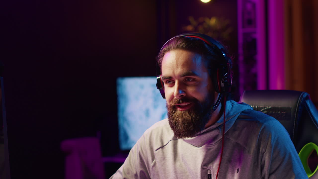 hombre feliz disfrutando de un videojuego multijugador con amigos, emocionado después de ser victorioso