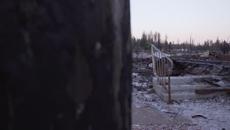 Dolly-reveal-of-burned-house-and-community-in-Paradise,-California-neighborhood