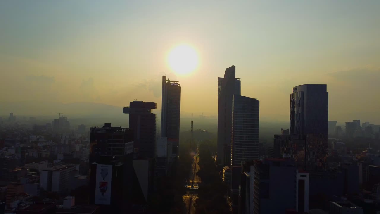 Observamos la Ciudad de México en todo su esplendor al atardecer, incluyendo el centro metropolitano de Reforma.