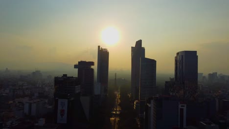 Vemos-La-Ciudad-De-Mexico-En-Su-Esplendor-En-Una-Tarde-Con-La-Puesta-De-Sol-Y-El-Centro-Metropolitano-De-Reforma