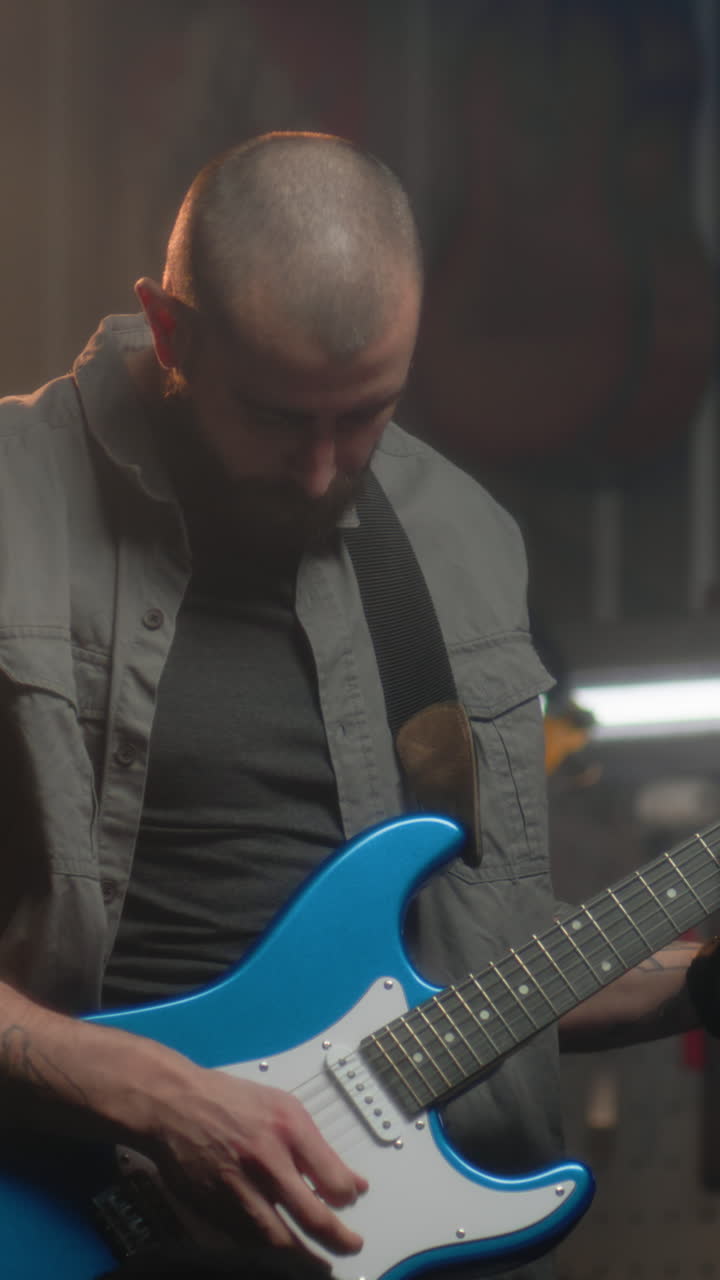 hombre tocando la guitarra eléctrica