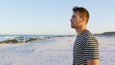 joven relajándose junto al mar 4k