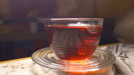 una taza de té caliente