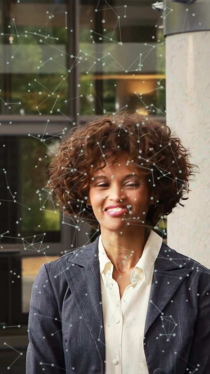 Animazione di una rete di connessioni su diversi professionisti che si stringono la mano.