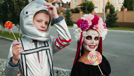 des enfants à halloween dans la rue.