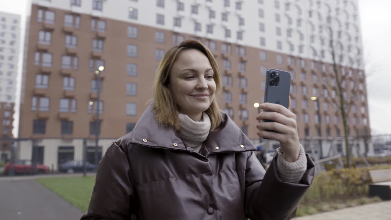 mujer tomando selfies al aire libre