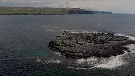 Flug-über-Rocky-Island-über-Dem-Atlantik-über-Dem-Hafen-Von-Doolin-Durch-Den-Wild-Atlantic-Way-In-Doolin,-CO