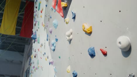 pared de escalada interior con sujetadores