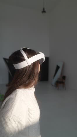 mujer experimentando la realidad virtual