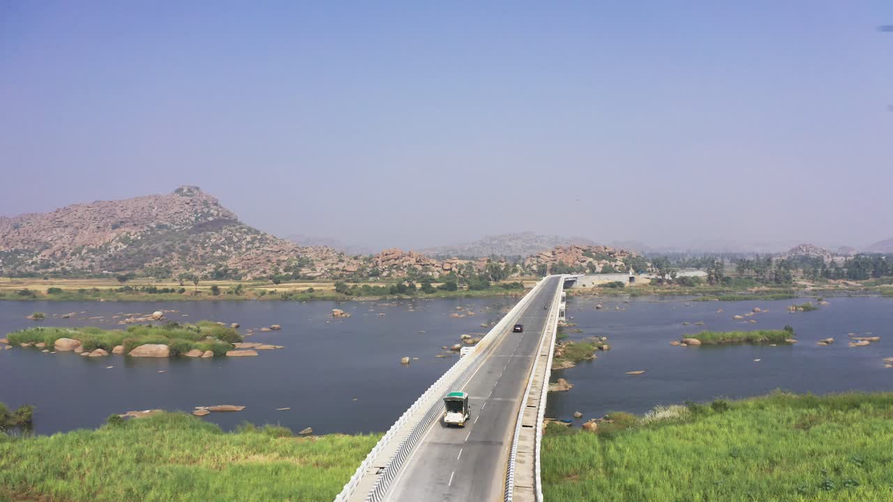 вид с воздуха с беспилотника на мост в анегунди возле хампи