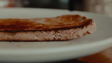 Primer-Plano-De-La-Preparación-De-La-Comida,-Elaboración-De-Una-Deliciosa-Tortilla,-Centrándose-En-Agregar-Huevo-Encima-De-Una-Rebanada-De-Pan-Tostado,-Personificando-El-Arte-Y-La-Fantasía-De-La-Creación-Culinaria.