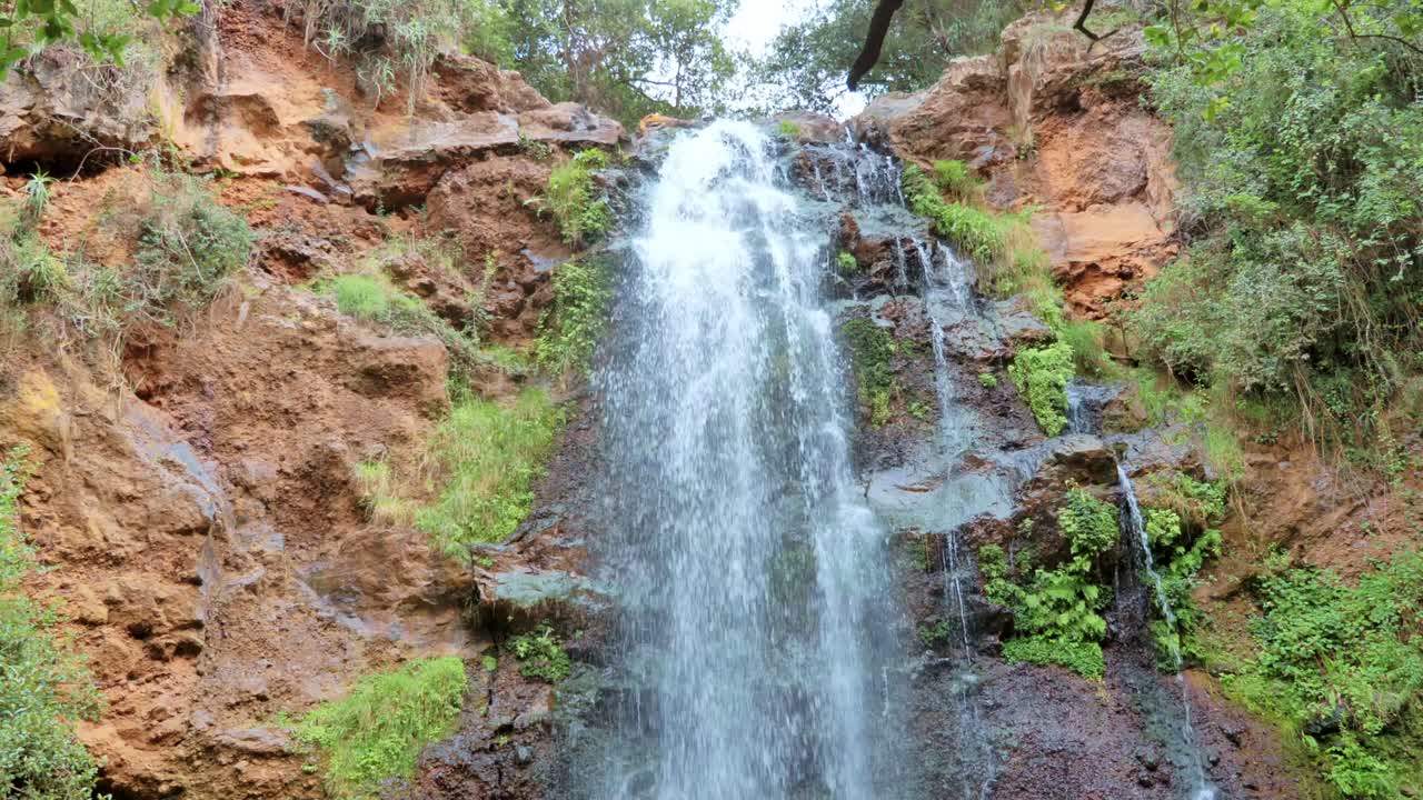 cascada se vierte en un estanque sall