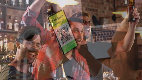 animación de una mujer con un teléfono inteligente con pasaporte de vacunación contra la covid-19 sobre las personas en el bar