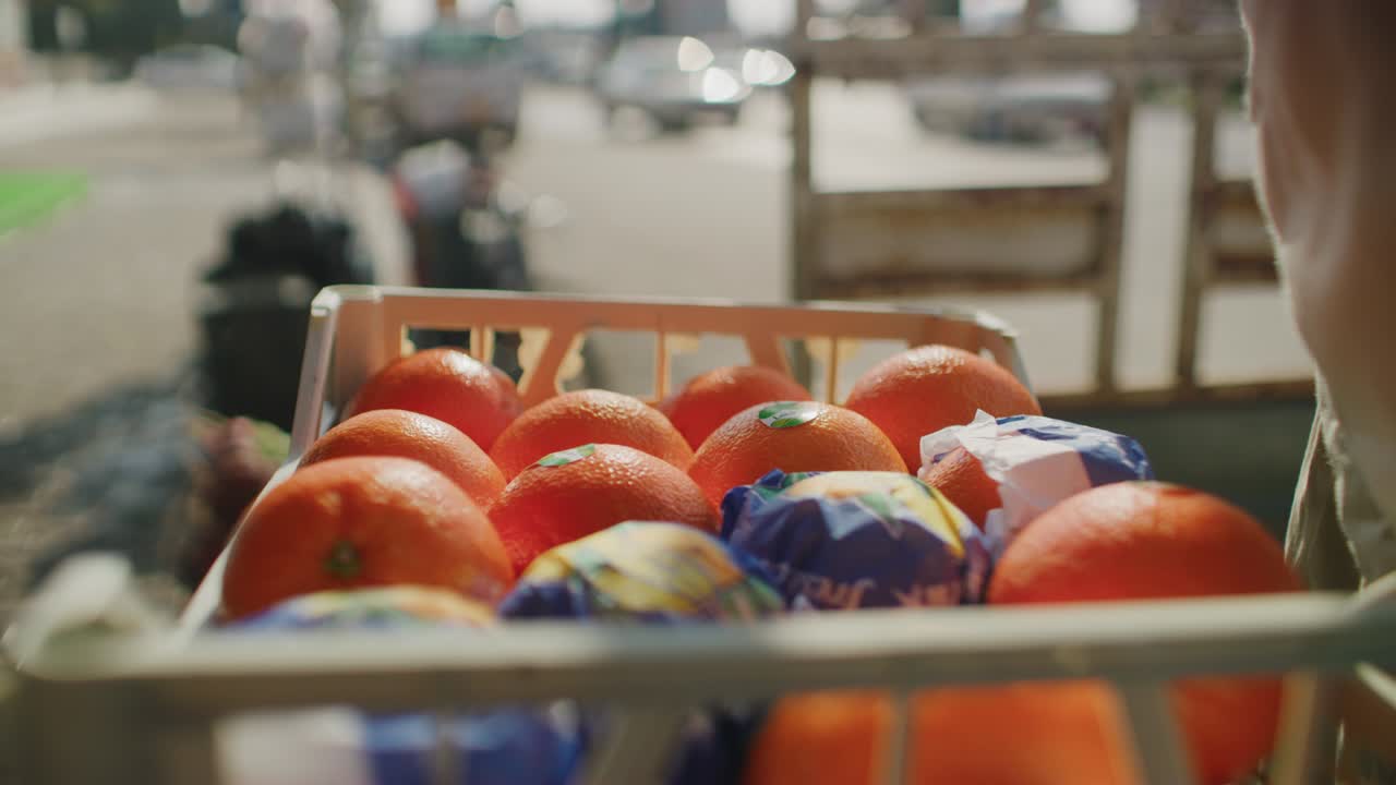 이라크 에르빌의 자릴 카야트 모스크 근처에서 신선한 과일을 배달하는 과일 판매자의 느린 동작 60fps