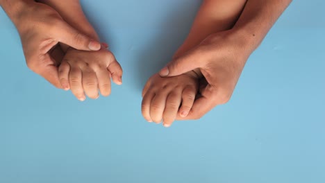 de las manos de un niño y uno de los padres