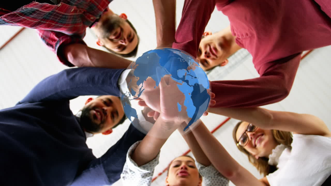 행복 한 다양한 동료 들 이 캐주얼 사무실 에서 손 을  ⁇ 어 놓고 회전 하는 지구 의 애니메이션