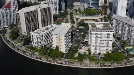 Vista-Aérea-De-Los-Edificios-A-Lo-Largo-De-La-Bahía-De-Biscayne-En-El-Centro-De-Miami-Mostrando-Lentamente-El-Telón-De-Fondo-Del-Centro