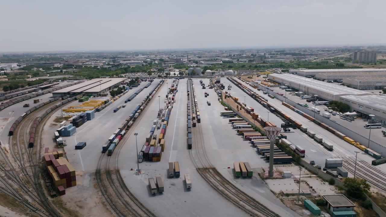 Langsame Luftaufnahme, die sich einem industriellen Logistikzentrum in Bari, Italien, nähert.