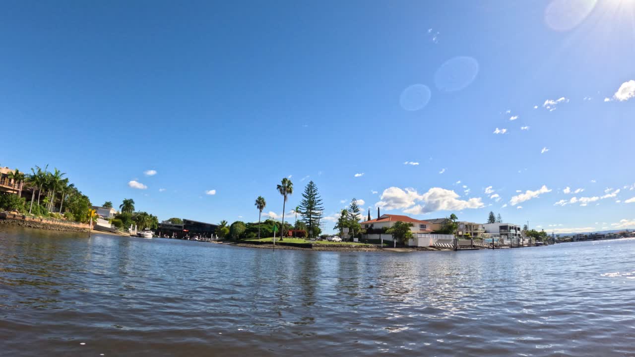 día soleado junto al canal con edificios