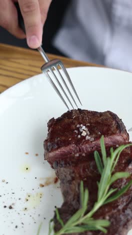 cena de bistec en rebanadas