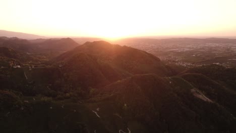 Luftlandschaftsansicht-Des-Sonnenaufgangs-über-Den-Berühmten-Prosecco-Hügeln-Mit-Weinbergreihen-In-Italien