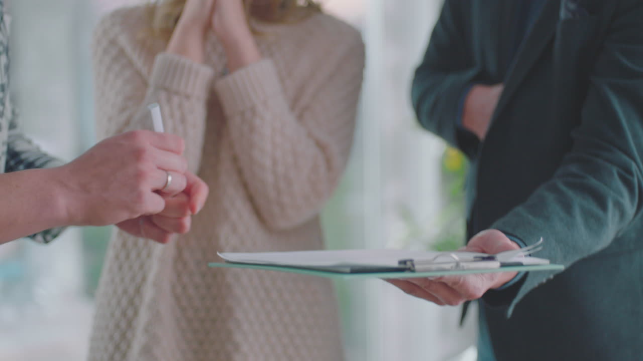 una pareja feliz comprando un nuevo apartamento.