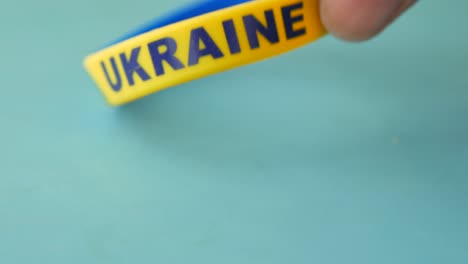 Handverlesenes-Blaues-Und-Gelbes-Armband-Mit-Der-Flagge-Der-Ukraine