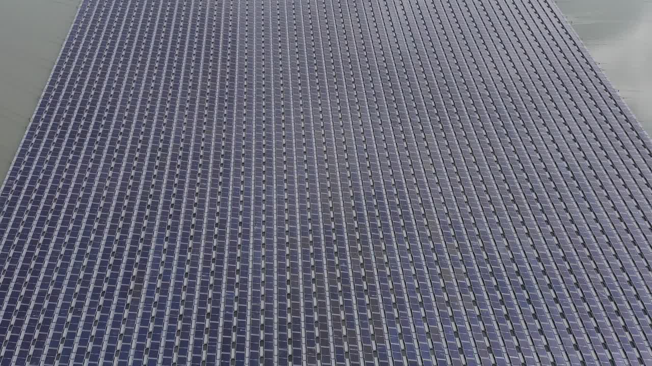 저수지 위에 떠 있는 태양 전지판