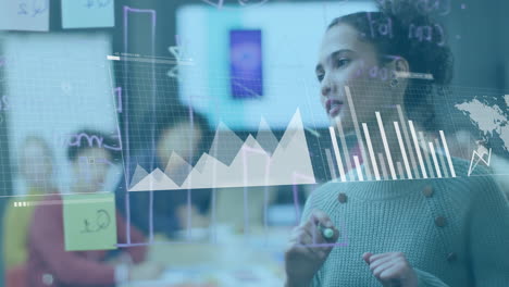 animación del procesamiento de datos financieros sobre diversas personas de negocios en la oficina
