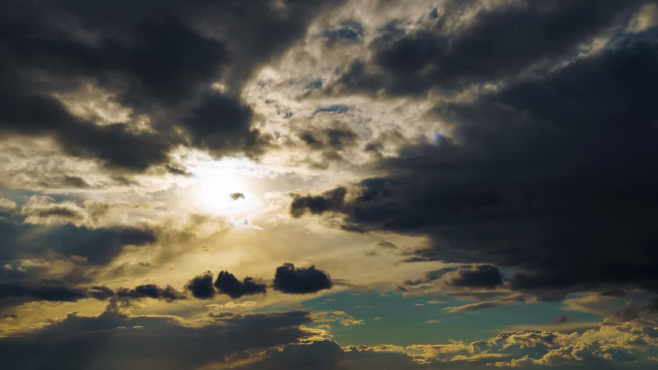 극적인 일몰 하늘 시간 스, 밝은 빛과 구름의 어두운 실루을 배경으로, 극심한 날씨
