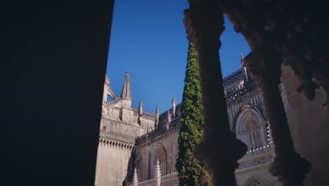 Kloster-Batalha-Claustro-D-Joao-Malerischer-Blick-Durch-Die-Fenster-Nach-Draußen