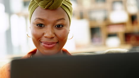 Trabajo-De-Mujer-Negra,-Computadora-Portátil-Y-Compras-En-Línea