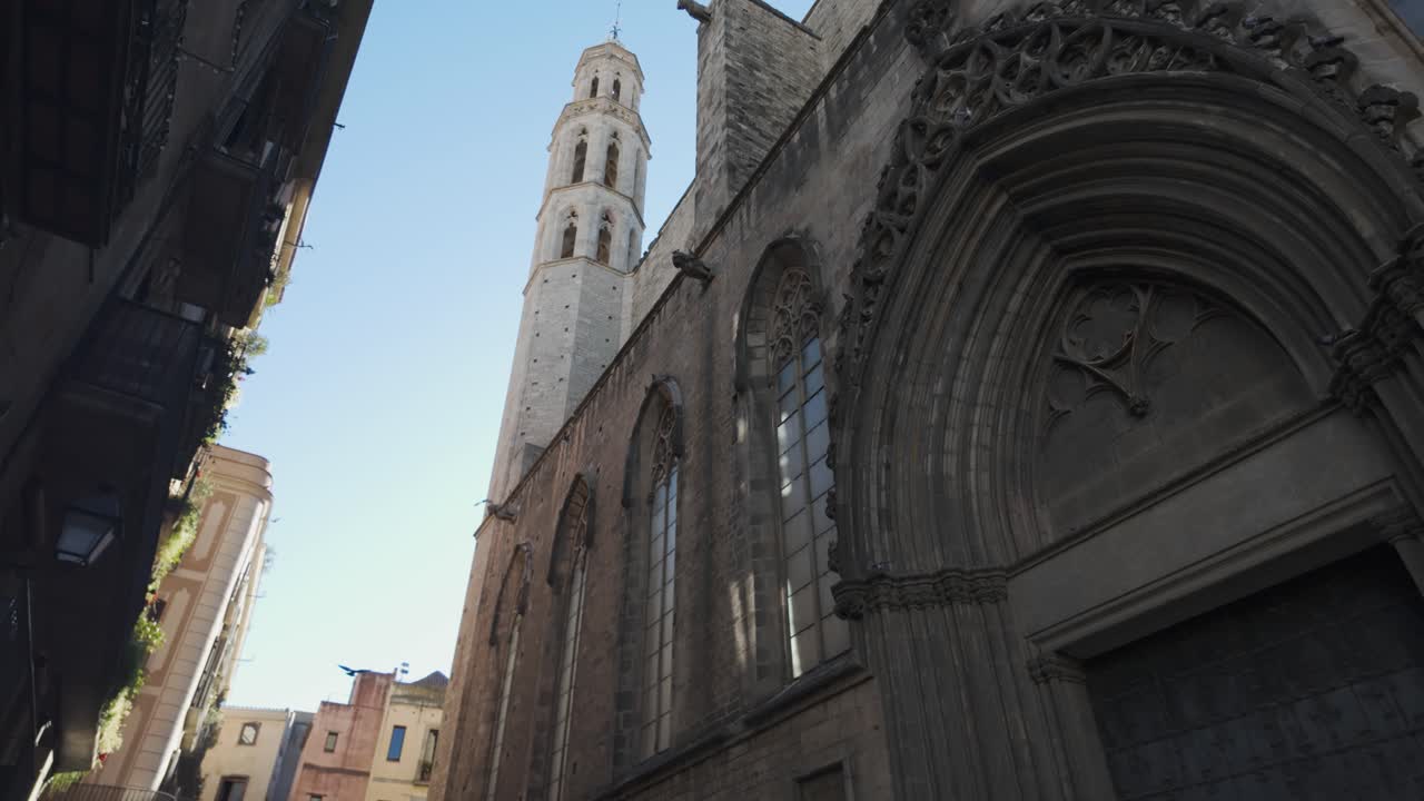 바르셀로나에 있는 고 양식의 바실리카 데 산타 마리아 델 마르 (basilica de santa maria del mar) 의 문에서 탑의 첨탑까지의 전면 전망 기울기를 설정하는 장식된 세부 사항