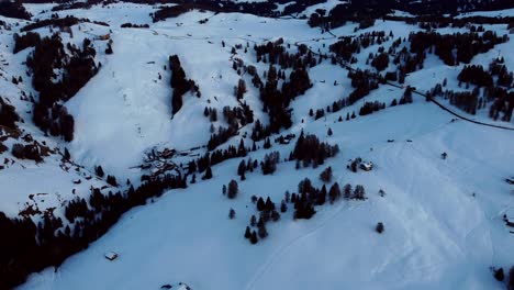 Toma-Panorámica-Aérea-Desde-Alpe-Di-Siusi-En-Los-Alpes-Italianos